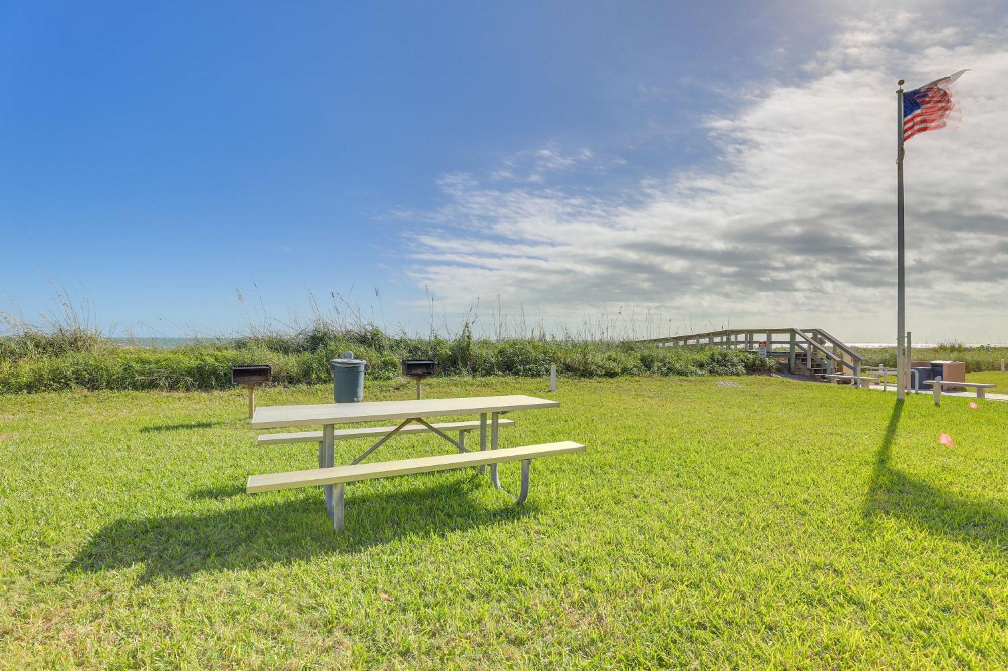 Central Cocoa Beach Condo With View, Steps To Beach! Luaran gambar
